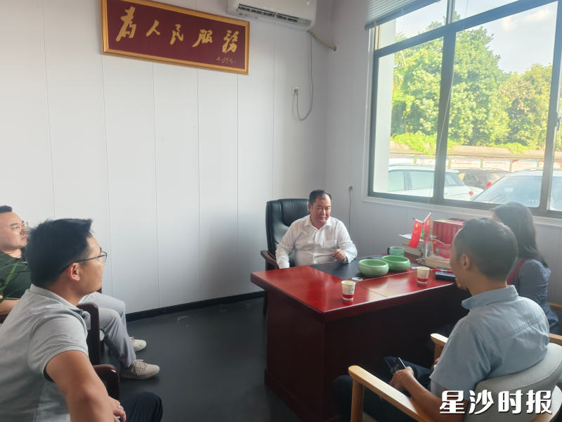 江背镇梅花社区协调拆迁群众提出诉求。
