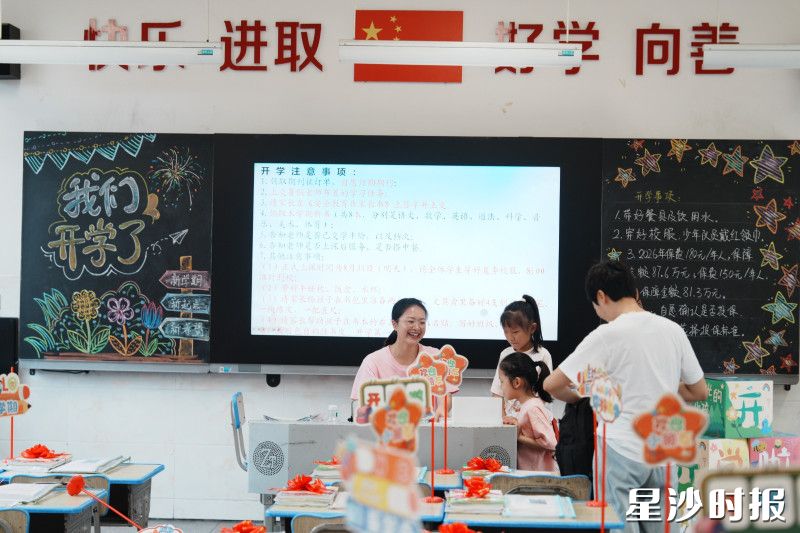 图为长沙市花园小学，教室内布置一新，黑板报、电子屏清晰展示开学注意事项，老师有序开展报到工作，迎接同学们回归课堂。均为学校供图