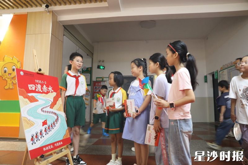 图为长沙市天华小学，学生化身小小讲解员，围绕“四渡赤水”为同学们讲述长征历史，在沉浸式学习中厚植爱国情怀。