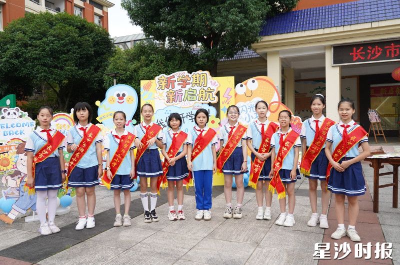 长沙市湘龙小学学生整齐列队，迎接新学期。