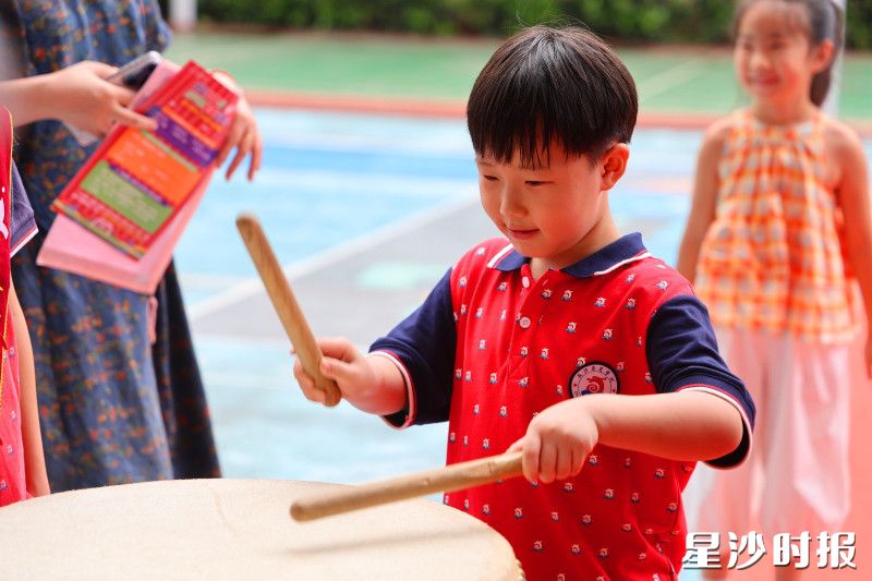 长沙华夏学校开学礼上，小朋友挥动鼓槌敲击大鼓，以击鼓明志的传统仪式，寄托少年奋发向上的美好愿望。