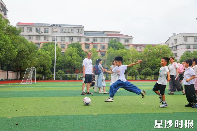 长沙市天华中学的操场上，小朋友抬腿射门，以运动活力开启新学期。