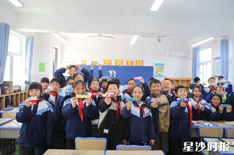 在长沙市大元中心小学“科技筑梦・创享未来”第十一届校园科技节，学生们拿着自制的纸飞机模型展示。