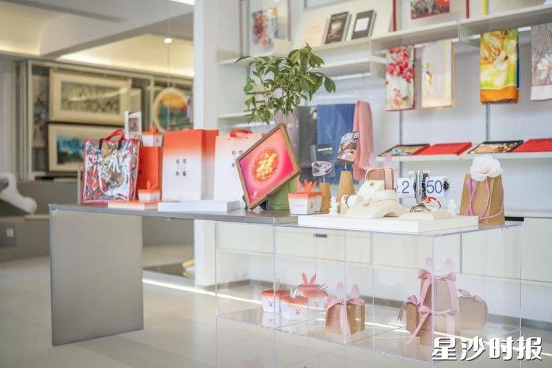 走进店内展示区,一系列既有湘绣工艺又有现代生活实用价值的产品让人目不暇接。