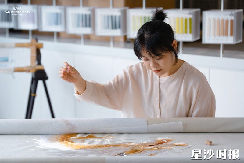 唐红认真制作绣品。均为李艳刺绣艺术馆供图
