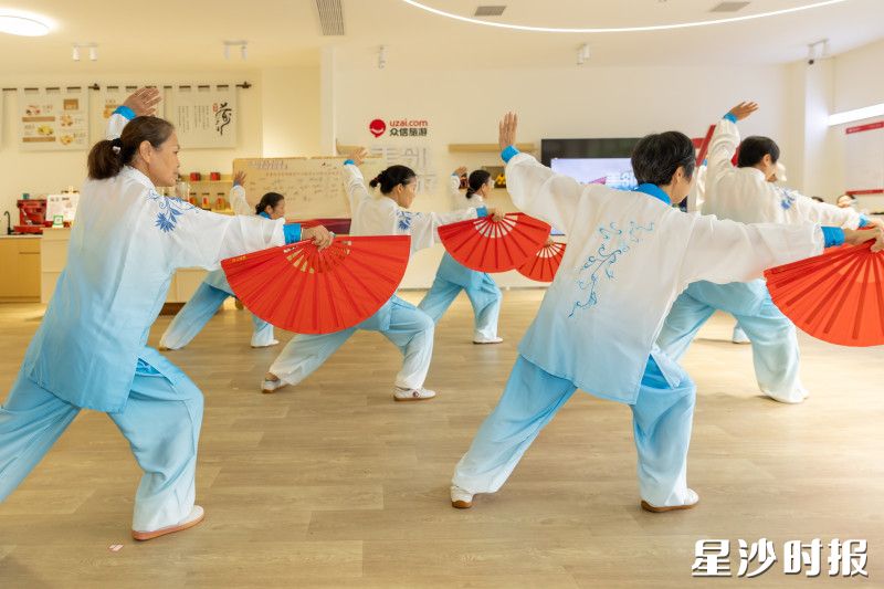 星港社区便民开放日活动中,居民载歌载舞。 星港社区便民开放日活动中,居民载歌载舞。