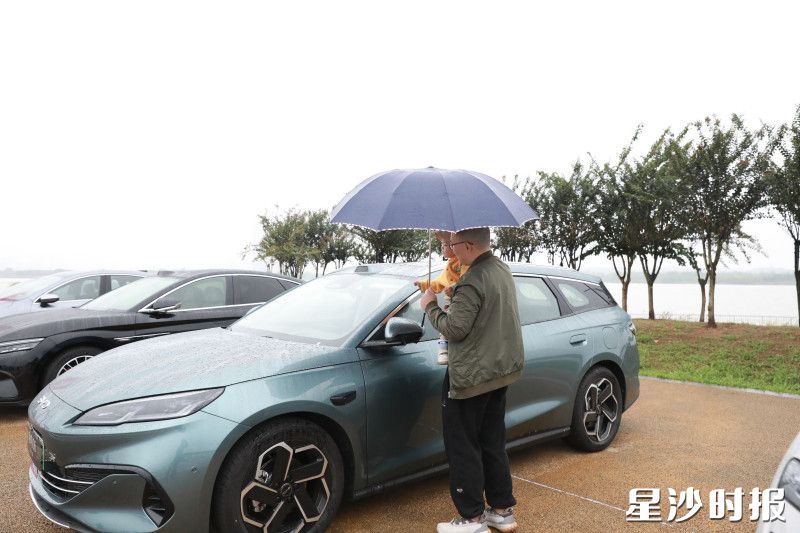 市民正在松雅湖活动现场看车。 市民正在松雅湖活动现场看车。
