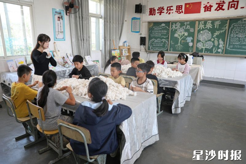 教师在课堂上带领学生加工采摘回来的棉花,开展“金棉织光”校本课程,把田间收获转化为课堂实践。文雅丽 摄 教师在课堂上带领学生加工采摘回来的棉花,开展“金棉织光”校本课程,把田间收获转化为课堂实践。文雅丽 摄