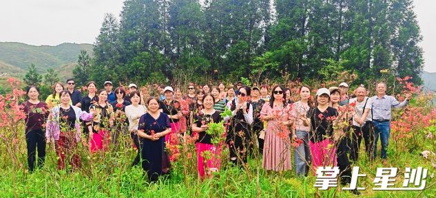 在周庄的组织下，社区居民们集体出游。