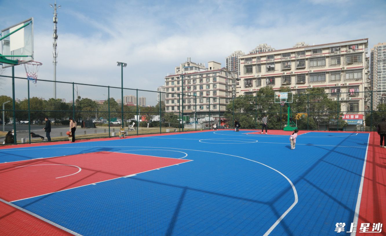 泉塘街道太平桥巷丁家岭安置区，新改建的篮球场焕然一新。