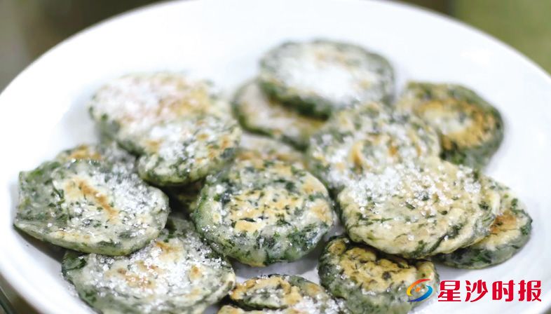 　　开慧镇本地菜馆上新蒿子粑粑等春日限定菜品。张庆 摄