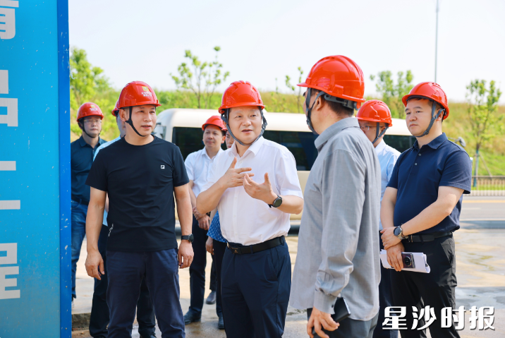 付旭明在湖南丰源业翔晶科扩建年产100万套高性能摩托车用锂离子动力电池项目调研。
