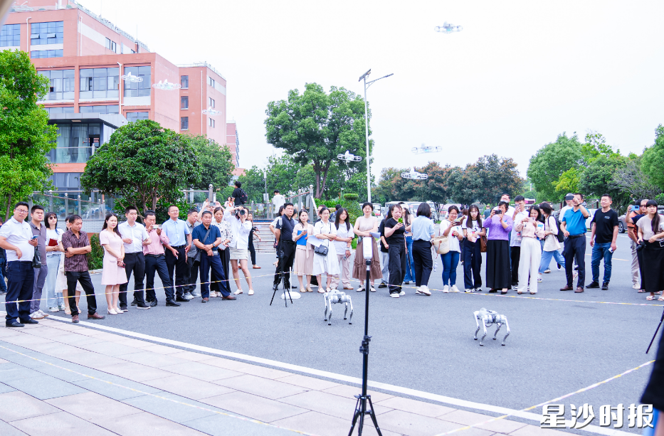 现场的众多科技成果展,吸引市民前来观看。 现场的众多科技成果展,吸引市民前来观看。