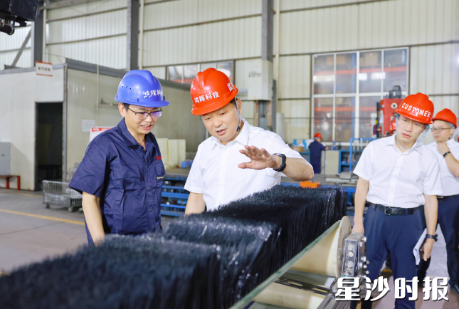 付旭明在湖南鸿辉科技有限公司调研。均为曾诗怡 摄 付旭明在湖南鸿辉科技有限公司调研。均为曾诗怡 摄
