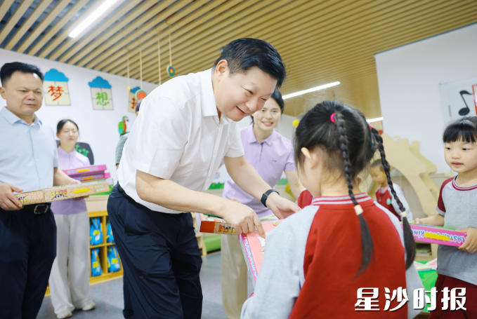 付旭明在百熙幼儿园走访慰问。均为曾诗怡 摄