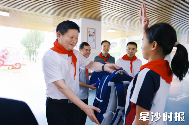 付旭明在华阳小学走访慰问。
