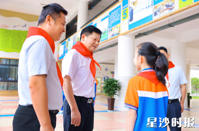 付旭明在泉星二小走访慰问。
