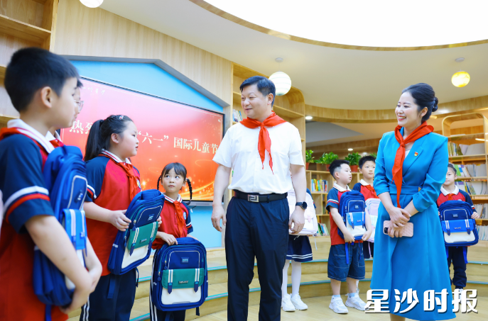 付旭明在湖南第一师范学院星沙实验小学走访慰问。