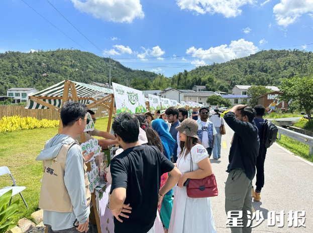 现场设置十余个文旅特色产品摊位，集聚众多特色美食和文旅产品。杨源 摄
