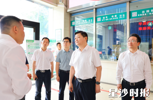 付旭明在星沙医院（开元路院区），听取学习教育开展情况，调研就医难等问题。均为曾诗怡 摄