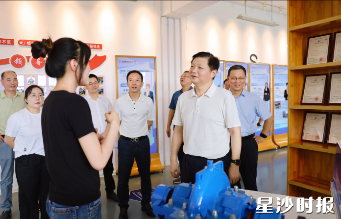付旭明在湖南机电职业技术学院智造创客学院，调研“双创”项目孵化情况。均为曾诗怡 摄
