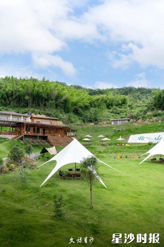 在飨春自然农场找个树荫下坐着，闭上眼感受山风，青草香混着野花香，很惬意。