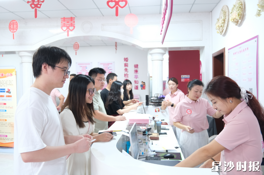 婚姻登记中心服务大厅迎来登记高峰，工作人员热情地为新人们提供服务。李杰 摄