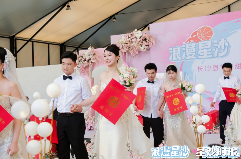 新人们手牵手步入婚典现场。李杰 摄