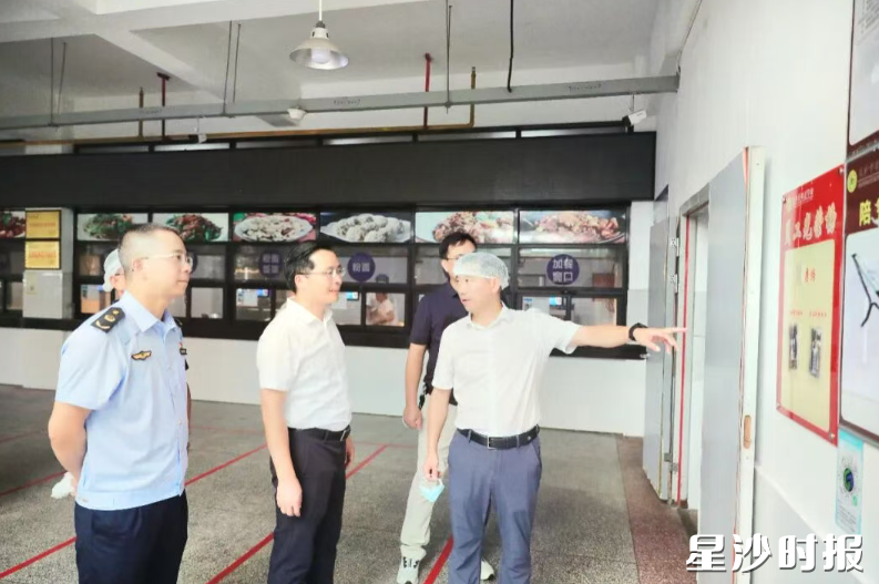 蒋红波在长沙市明达中学调研。