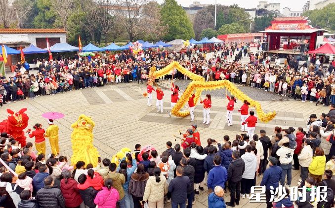 市民游客观看舞龙舞狮表演。㮾梨街道供图 市民游客观看舞龙舞狮表演。㮾梨街道供图