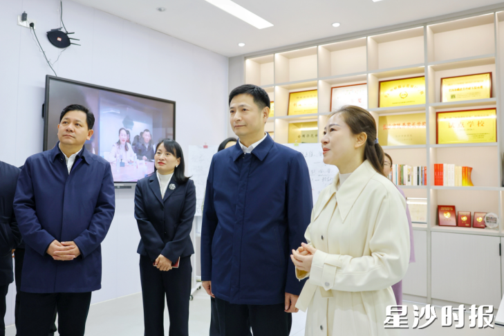 在长沙县大同星沙家庭教育服务站走访慰问。