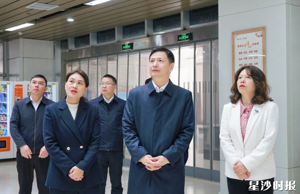 王雄文在长沙县图书馆调研。均为彭永礼 摄