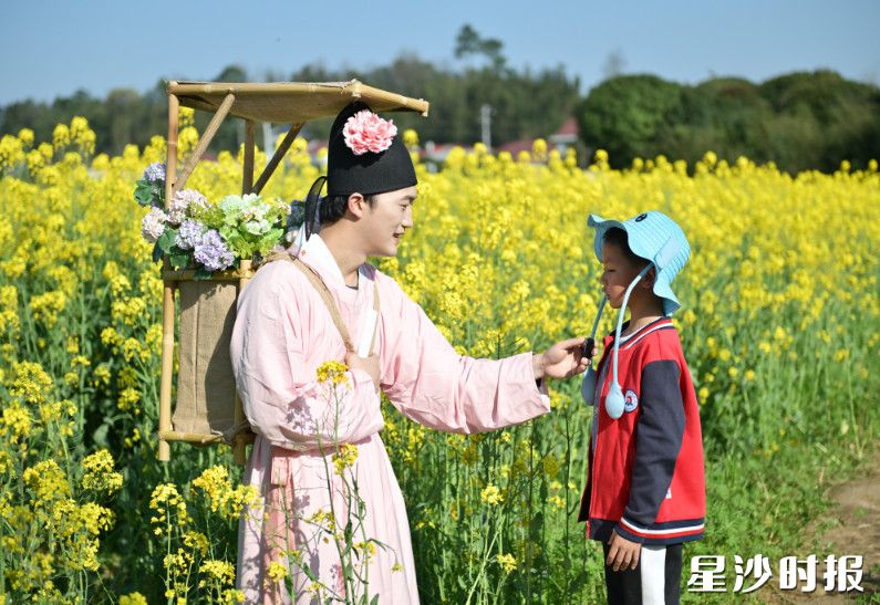 飞花令挑战，游客们找到花郎参与诗词挑战。刘思源 摄