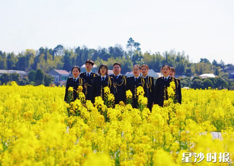 图为海关合唱团在演唱。