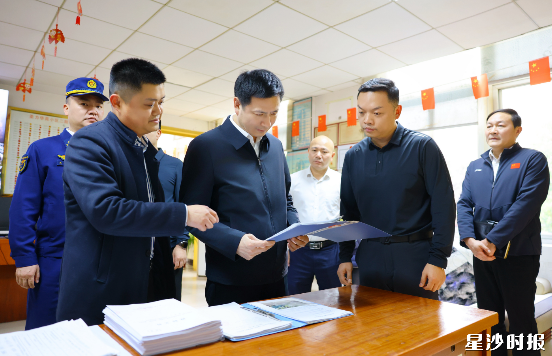 王雄文在泉塘街道圣力华苑小区督导检查。