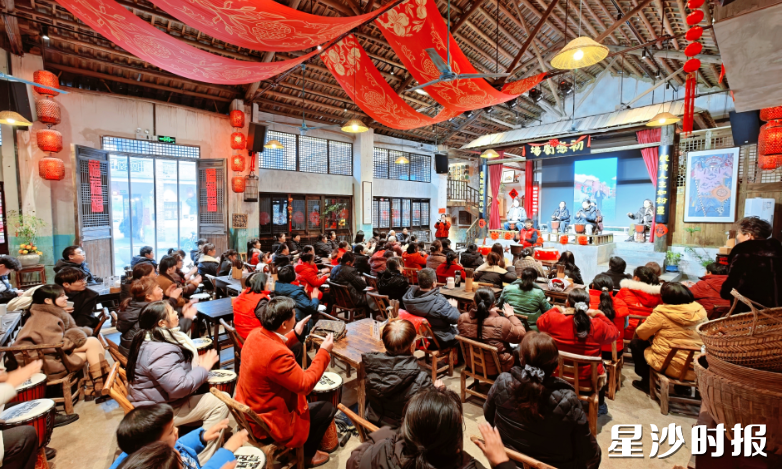 在开慧镇,初恋茶馆已成为集茶饮美食、非遗展览、民俗演艺、文化交流于一体的“乡村文化会客厅”。 在开慧镇,初恋茶馆已成为集茶饮美食、非遗展览、民俗演艺、文化交流于一体的“乡村文化会客厅”。