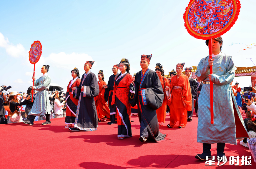 新人分别身着不同时期的经典婚服款款登场。曾诗怡 摄