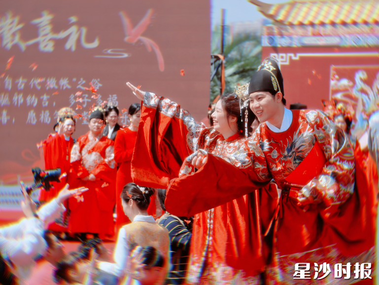 幸福撒喜环节，新人代表携手撒出象征幸福与希望的喜糖。章帝 摄