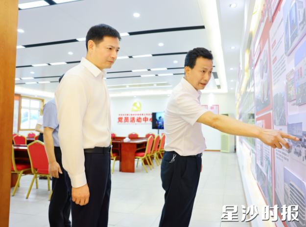 王雄文在路口供销合作社调研。均为曾诗怡 摄 王雄文在路口供销合作社调研。均为曾诗怡 摄