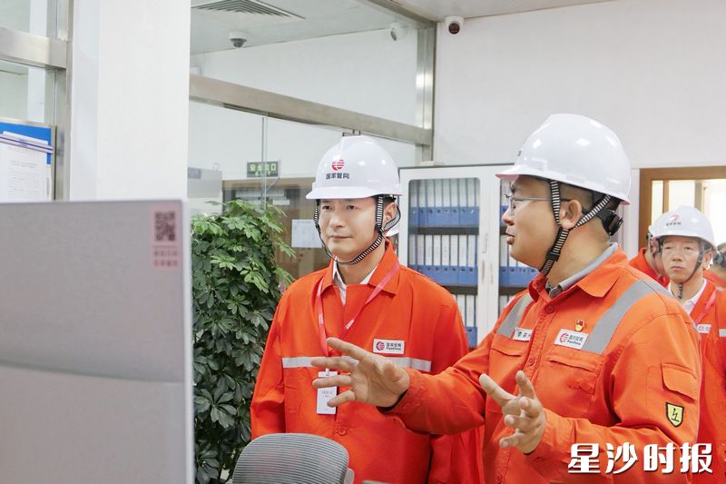 王雄文在忠武长沙输气站督导检查安全生产工作。均为彭永礼 摄