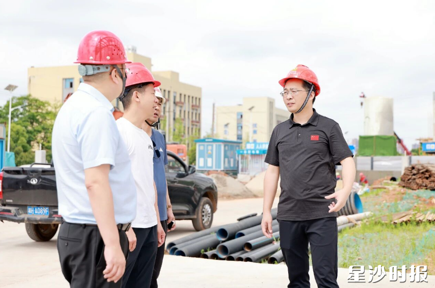 蒋红波在永创成套智能包装设备长沙生产基地督导检查安全生产工作。 蒋红波在永创成套智能包装设备长沙生产基地督导检查安全生产工作。