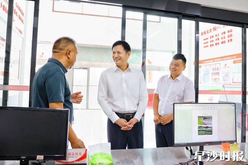王雄文在广福村党群服务中心调研。均为曾诗怡 摄 王雄文在广福村党群服务中心调研。均为曾诗怡 摄