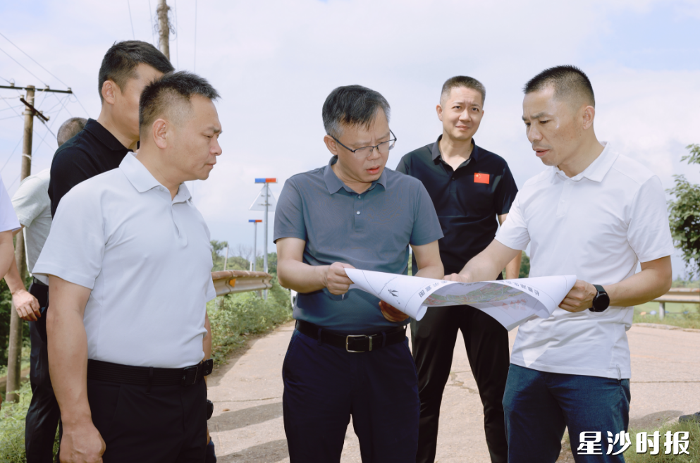 郑以仁在回龙垸堤防达标工程一期项目现场调研督导重点项目建设及安全生产工作。叶尹浩 摄