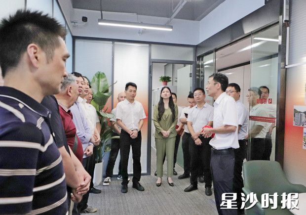 与会人员参观企业。均为张庆 摄 与会人员参观企业。均为张庆 摄