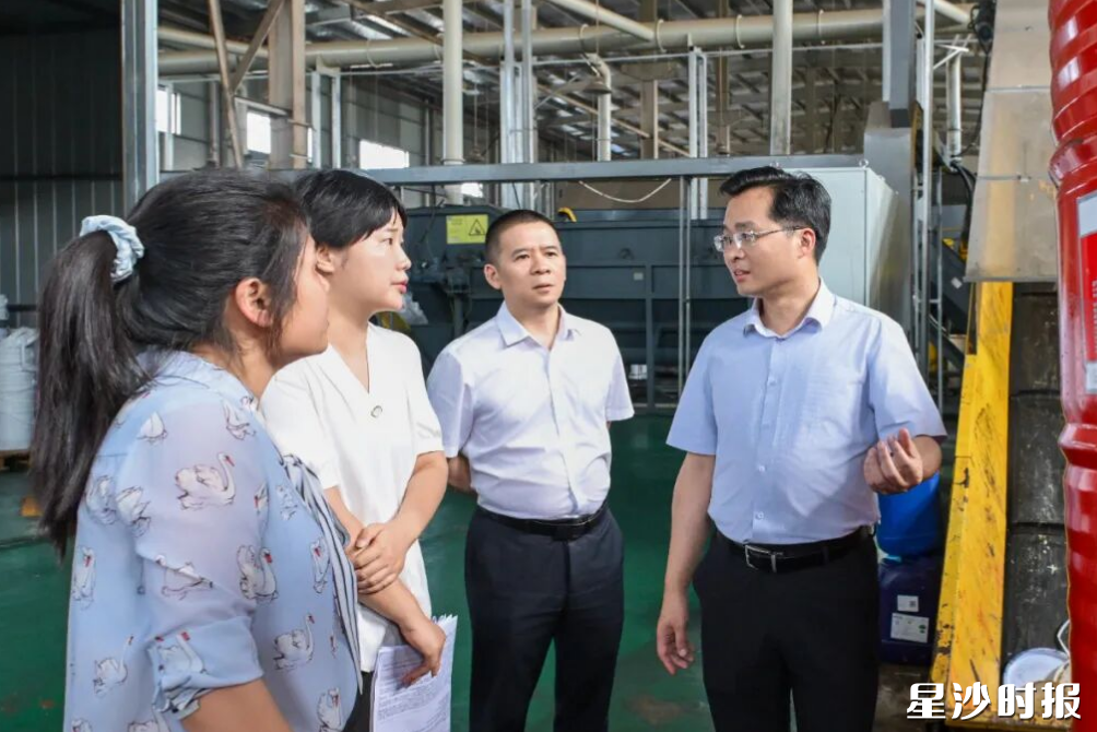 蒋红波在湖南建远环保科技有限公司督查环境问题整改情况。均为刘思源 摄 蒋红波在湖南建远环保科技有限公司督查环境问题整改情况。均为刘思源 摄
