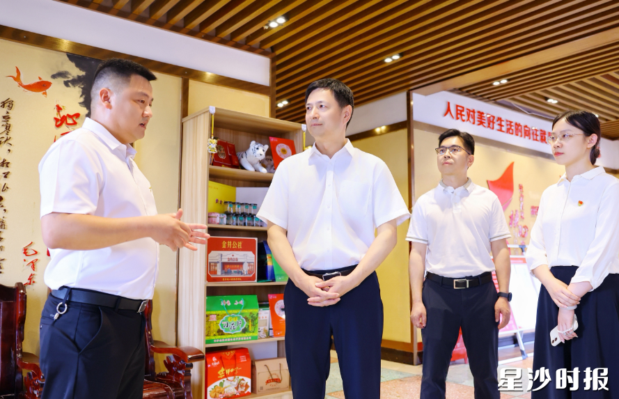 王雄文在湘丰村党群服务中心调研。