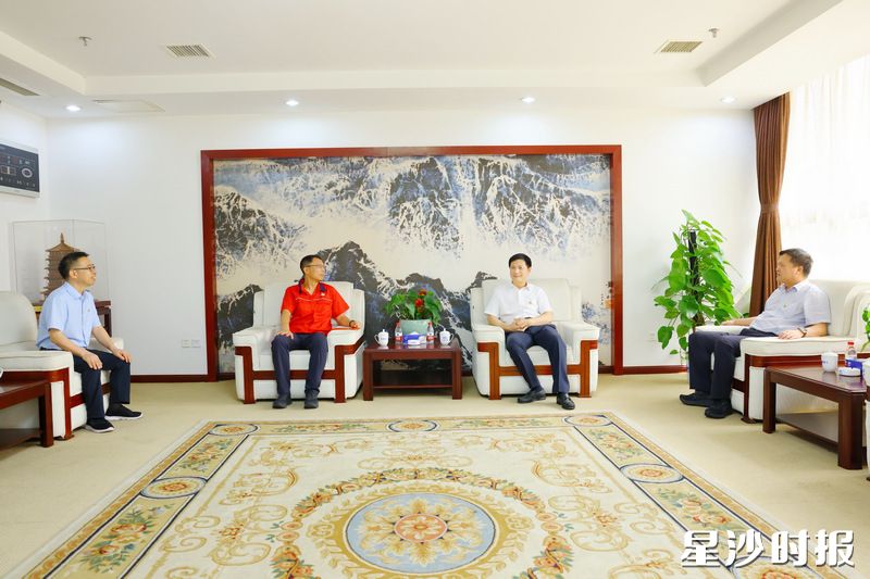 王雄文走访慰问张帅坤。均为曾诗怡 摄 王雄文走访慰问张帅坤。均为曾诗怡 摄
