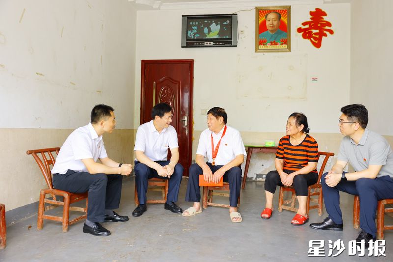 王雄文在柳正德家走访慰问。 王雄文在柳正德家走访慰问。