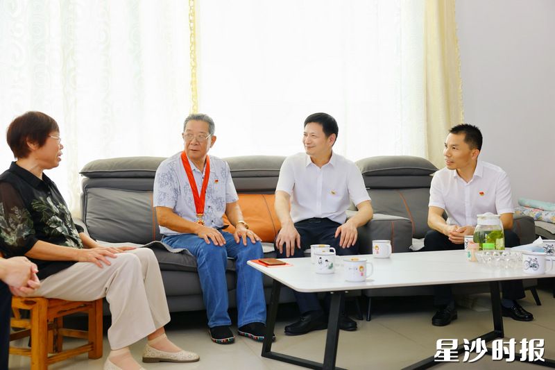 王雄文在柳建良家走访慰问。 王雄文在柳建良家走访慰问。