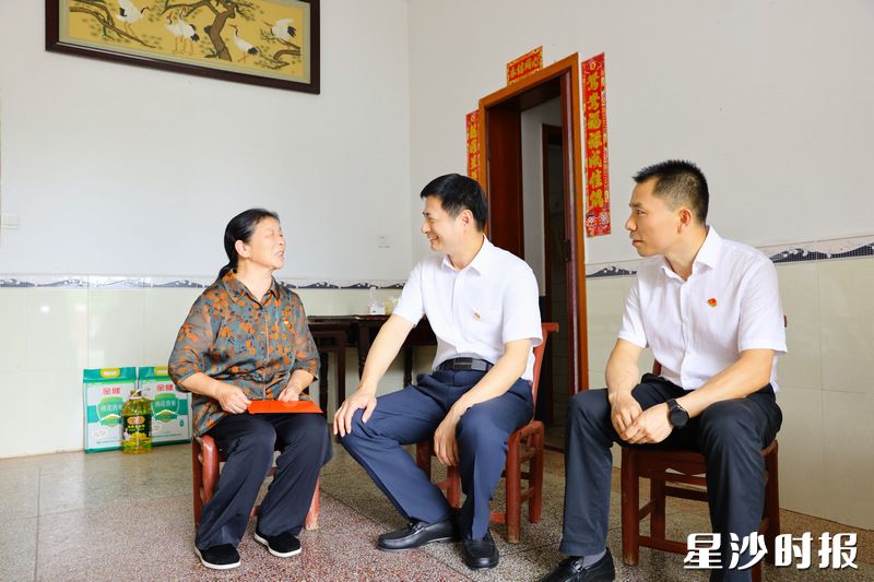 王雄文在粟定辉家走访慰问。 王雄文在粟定辉家走访慰问。